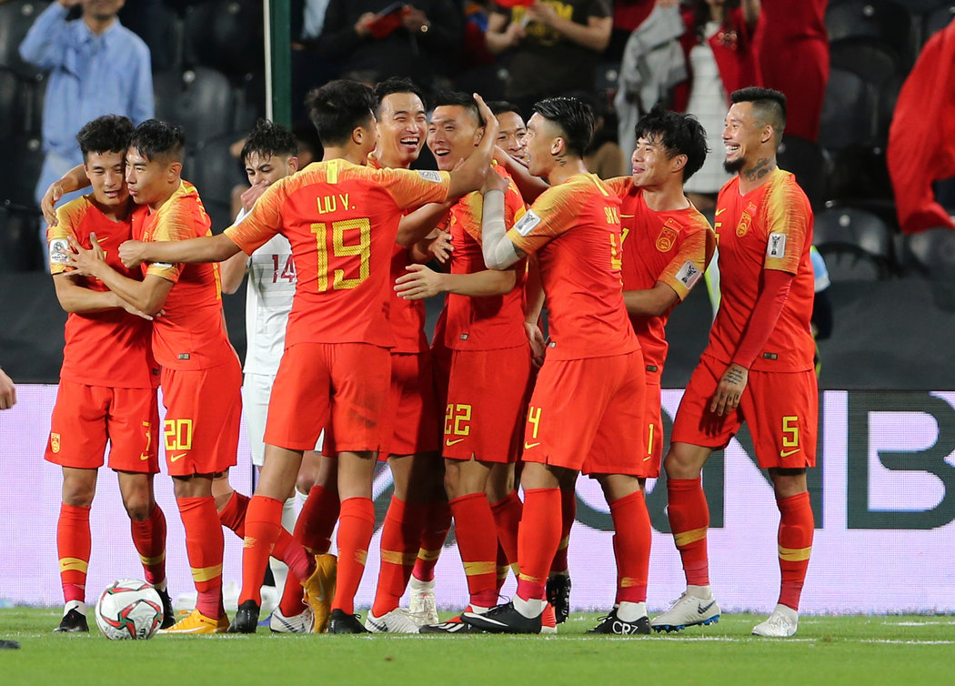 状态不错！4号秀克尼佩尔半场9中7轰18分